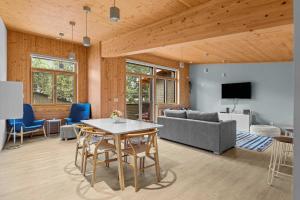 un salon avec une table et un canapé dans l'établissement Pyrenees #202 - LEED Gold Certified, à Canmore
