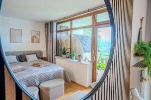 une chambre avec un lit et une grande fenêtre dans l'établissement Sauna und Wandern im Bayernwald, à Regen