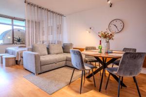 un salon avec un canapé et une table dans l'établissement Sauna und Wandern im Bayernwald, à Regen