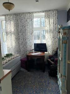 バート・ローテンフェルデにあるFerienwohnung am Kurpark mit Balkonのリビングルーム(デスク、ソファ付)