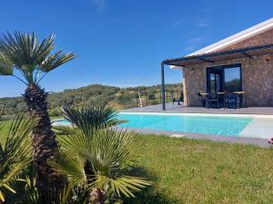una villa con piscina e una casa di Villa del Vigneto a SantʼAnna Arresi