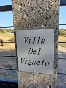 un cartello su un muro che dice villa ne vet victoria di Villa del Vigneto a SantʼAnna Arresi