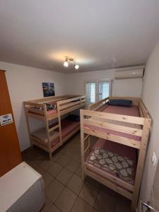 Postel nebo postele na pokoji v ubytování NEWBORN Hostel Budva