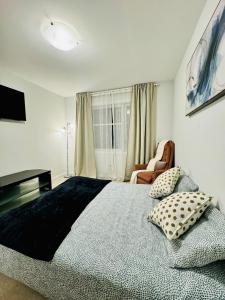 Un pat sau paturi într-o cameră la Krishna Villa New-3 Bedroom House