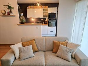 圣雅克德拉朗德Le Cocon Botanique Rennais的客厅里有一张带枕头的沙发 更多6张照片