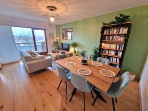 圣雅克德拉朗德Le Cocon Botanique Rennais的带木桌椅的客厅