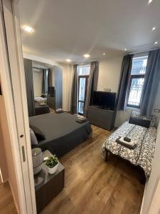 カターニアにあるYoreのベッド2台、ソファ、テレビが備わる客室です。 +42枚の写真