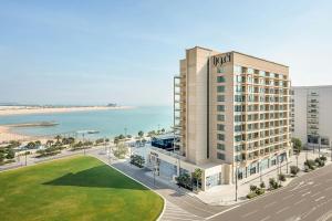 een weergave van een hotel met het strand op de achtergrond bij Agora, Doha, Autograph Collection in Doha
