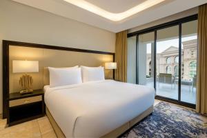 Een bed of bedden in een kamer bij Agora, Doha, Autograph Collection