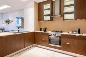 Een keuken of kitchenette bij Agora, Doha, Autograph Collection