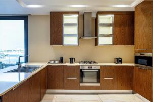 Een keuken of kitchenette bij Agora, Doha, Autograph Collection