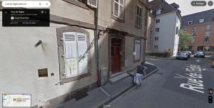 una mujer caminando por una calle al lado de un edificio en Le Céleste, Centre Historique, WIFI-Netflix, en Belfort