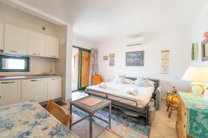 una cocina y una habitación con una cama. en Casa Daniela, Vista Mare Sea View, en Chia