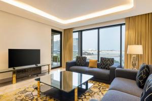 Een TV en/of entertainmentcenter bij Agora, Doha, Autograph Collection
