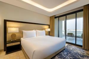 Een bed of bedden in een kamer bij Agora, Doha, Autograph Collection