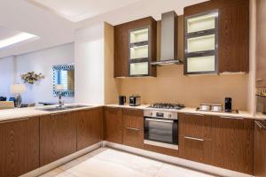 Een keuken of kitchenette bij Agora, Doha, Autograph Collection