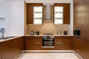 Een keuken of kitchenette bij Agora, Doha, Autograph Collection