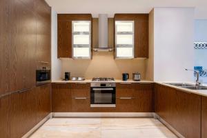 Een keuken of kitchenette bij Agora, Doha, Autograph Collection