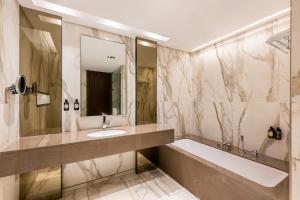 Een badkamer bij Agora, Doha, Autograph Collection