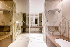 Een badkamer bij Agora, Doha, Autograph Collection