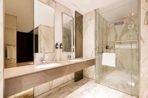 Een badkamer bij Agora, Doha, Autograph Collection