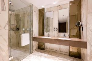 Een badkamer bij Agora, Doha, Autograph Collection
