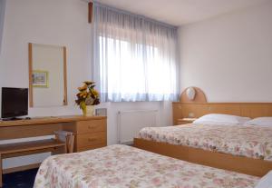 Rúm í herbergi á Hotel Coldai
