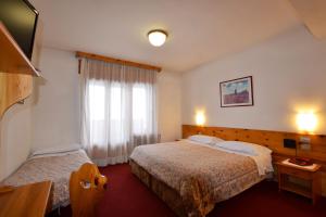 Rúm í herbergi á Hotel Coldai