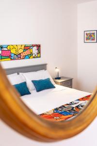 ein Schlafzimmer mit einem Bett im Spiegel in der Unterkunft Pietrenere39 in Pozzallo