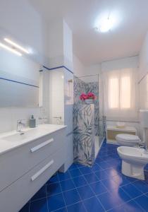 ein Badezimmer mit Toilette, Waschbecken und Dusche in der Unterkunft Pietrenere39 in Pozzallo