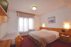 Rúm í herbergi á Hotel Coldai