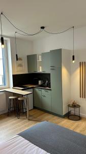 リモージュにあるStudio moderne/rue Encombe Vineuse- DABNBのキッチン(カウンター、テーブル付) +6枚の写真