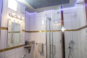 a bathroom with a shower and a glass shower stall at Ferienwohnung Royal in Bad Tölz