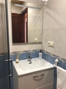 a bathroom with a sink and a mirror at Puertoplaya 2 in Malpica