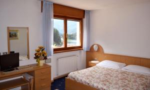 Rúm í herbergi á Hotel Coldai