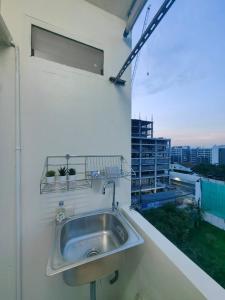 a sink in a white wall with a window at Secret Muji Vintage Building ห้องลับมูจิในตึกวินเทจ in Ban Song Hong