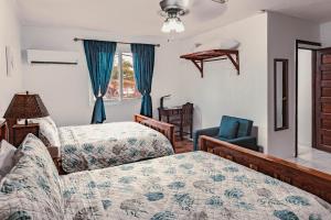 Postel nebo postele na pokoji v ubytování Bonefish Hotel