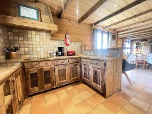 Kuchyň nebo kuchyňský kout v ubytování Chalet Panoramique - Chalet " Panoramique" avec vue sur les montagnes MAE-6721