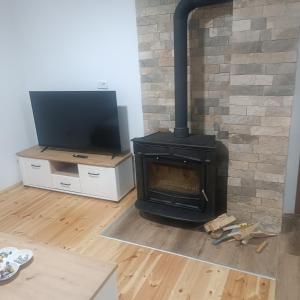 Μια τηλεόραση ή/και κέντρο ψυχαγωγίας στο DeLux Apartment Helena 2