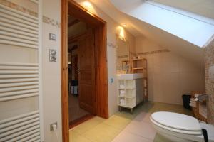 Koupelna v ubytování Ferienwohnung im Vogelhaus mit Dachterasse und großem Garten + 26 fotografií