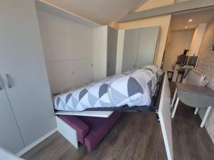 a room with a bed in a room at Studio Les Tilleuls in Amboise