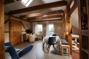 Posezení v ubytování Ferienwohnung im Vogelhaus mit Dachterasse und großem Garten