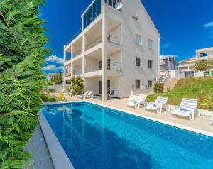 Bazén v ubytovaní Apartment Deluxe Villa Carlotta alebo v jeho blízkosti