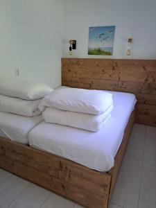 two twin beds in a room with white sheets at Zeeuwse Landhoeve Chalet in Brouwershaven