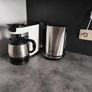 una cafetera y una cafetera en una encimera en Splendid 2 bedroom apartment in Etterbeek, en Bruselas