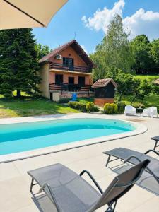 Bazén v ubytování Fruska Pool House nebo v jeho okolí