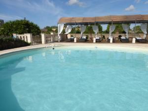una gran piscina azul con cenador en Hacienda d'Armando, en Felanitx