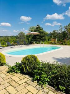 Bazén v ubytování Fruska Pool House nebo v jeho okolí