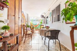 Un comedor con mesa y sillas en Casa Vilmar Getsemani, en Cartagena de Indias