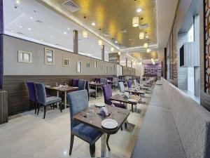 Restaurant o un lloc per menjar a Orchid Vue Hotel